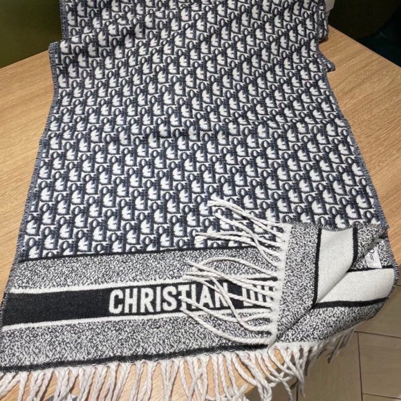 Dior Shawls: The Perfect Accessory for Every Outfit - Picture 5 of 8